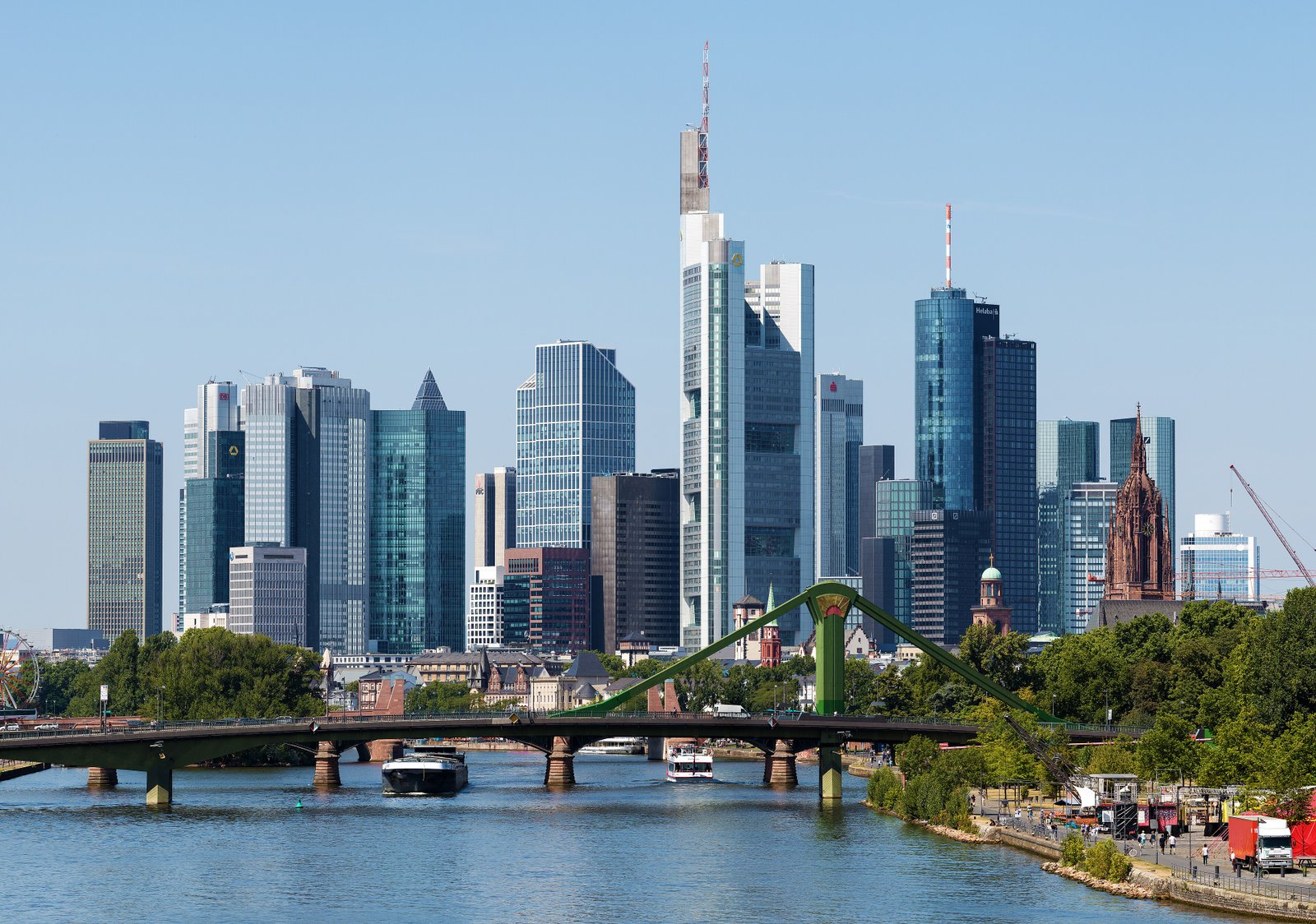 Frankfurter Skyline mit Commerzbank Tower, Main Tower und Mainufer